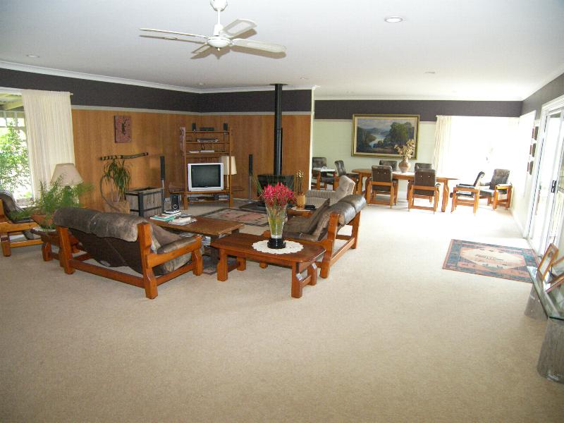 GREAT VALUE HOME, ACREAGE & SHED Picture 3