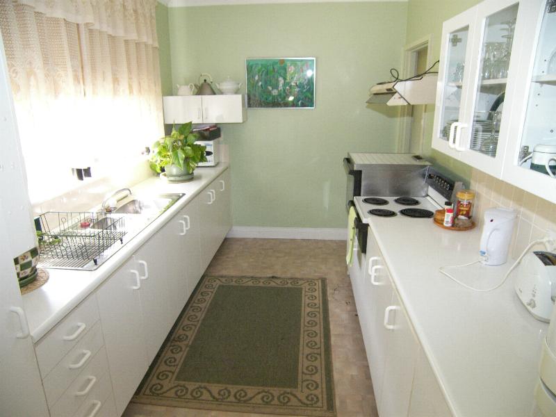 GREAT VALUE HOME, ACREAGE & SHED Picture 2