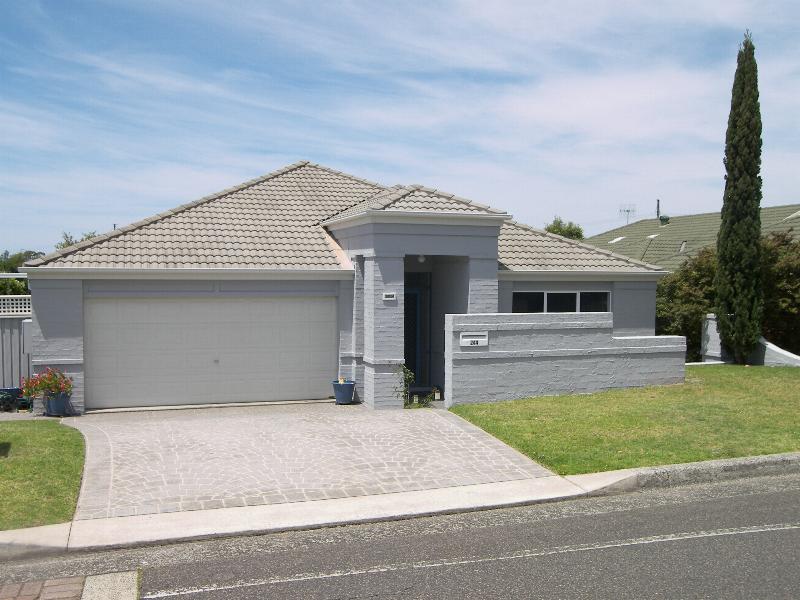 COMFORTABLE LIVING! Picture 1