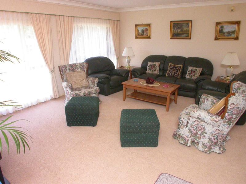 THERES NO PLACE LIKE HOME! Picture 2