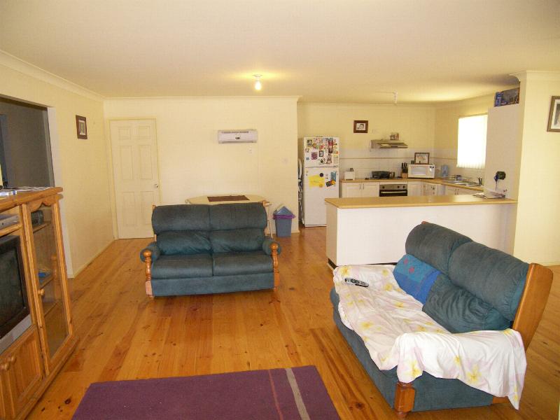 EASY LIVING Picture 3