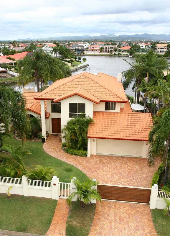 IMMACULATE CONTEMPORARY STYLE WATERFRONT HOME Picture 2