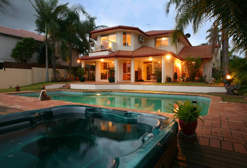 IMMACULATE CONTEMPORARY STYLE WATERFRONT HOME Picture 1