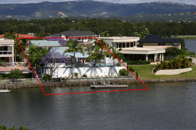 PRESTIGIOUS ADDRESS - 6 BEDROOM ON THE WATERFRONT Picture 2