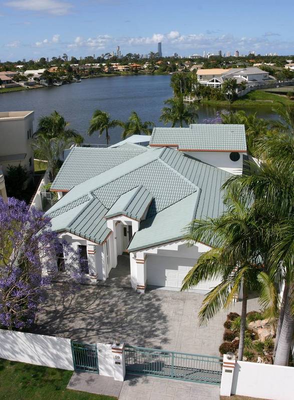 PRESTIGIOUS ADDRESS - 6 BEDROOM ON THE WATERFRONT Picture 1