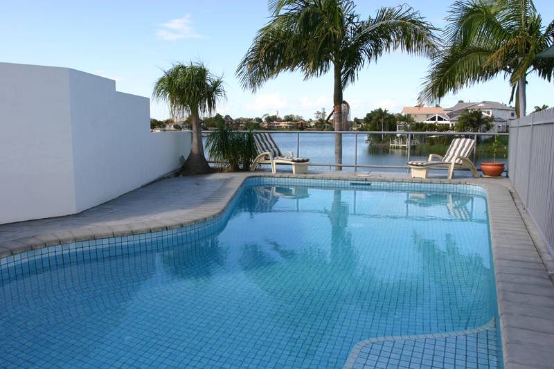 PRESTIGIOUS ADDRESS - 6 BEDROOM ON THE WATERFRONT Picture 3