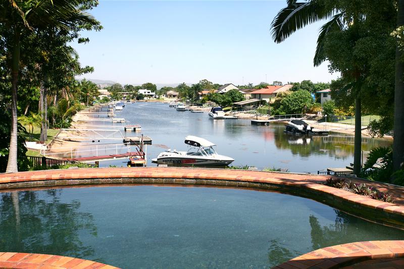 WATERFRONT ENTERTAINER CLOSE TO SHOPS Picture 1