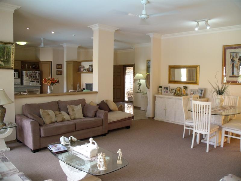 PRICE DROPPED, BUS STOP AT YOUR DOORSTEP! Picture 2