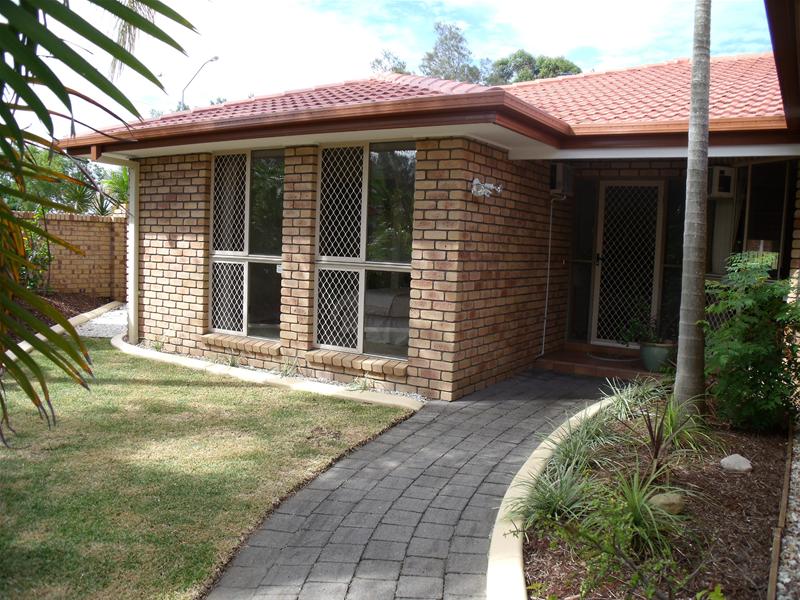 PRICE DROPPED, BUS STOP AT YOUR DOORSTEP! Picture 1