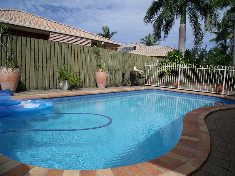 PRICE DROPPED, BUS STOP AT YOUR DOORSTEP! Picture 3