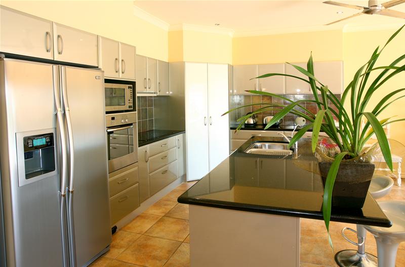 PRESTIGIOUS, GOLF FRONTAGE STUNNER OWNER MUST SELL Picture 2