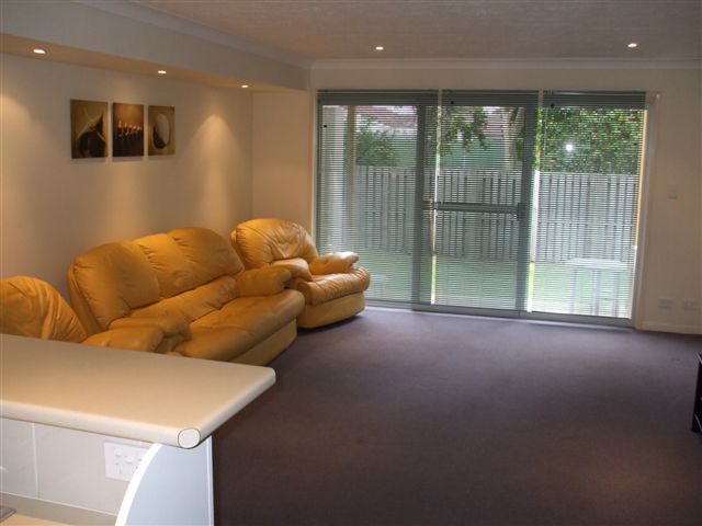 Fully Furnished Renovated Townhouse Picture 2