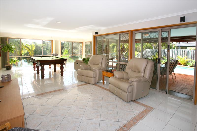 WATERFRONT HOME - NATURE AT ITS BEST! Picture 2