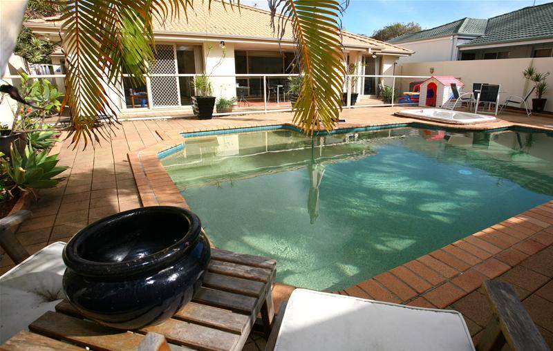 DRY BLOCK STUNNER
CLEAR ISLAND WATERS Picture 3