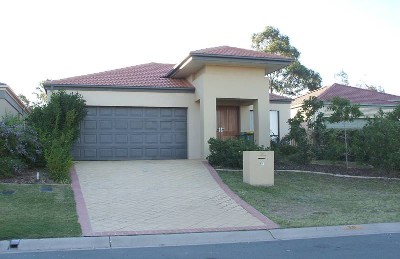 MODERN FAMILY HOME, FANTASTIC LOCATION Picture