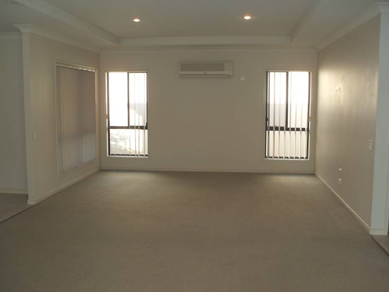 MODERN FAMILY HOME, FANTASTIC LOCATION Picture 2