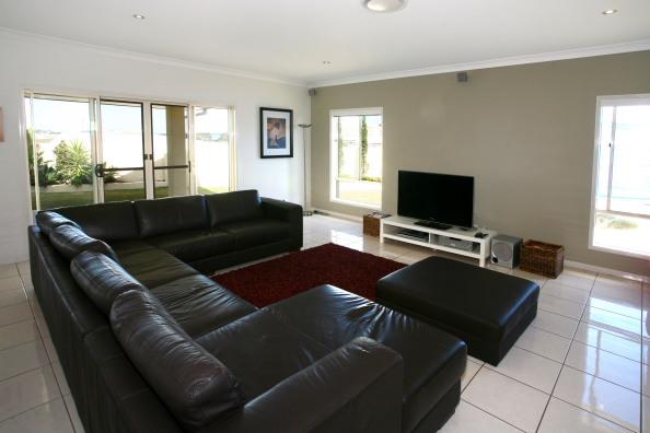 FANTASTIC FAMILY ABODE
WALK TO ROBINA TOWN CENTRE Picture 3