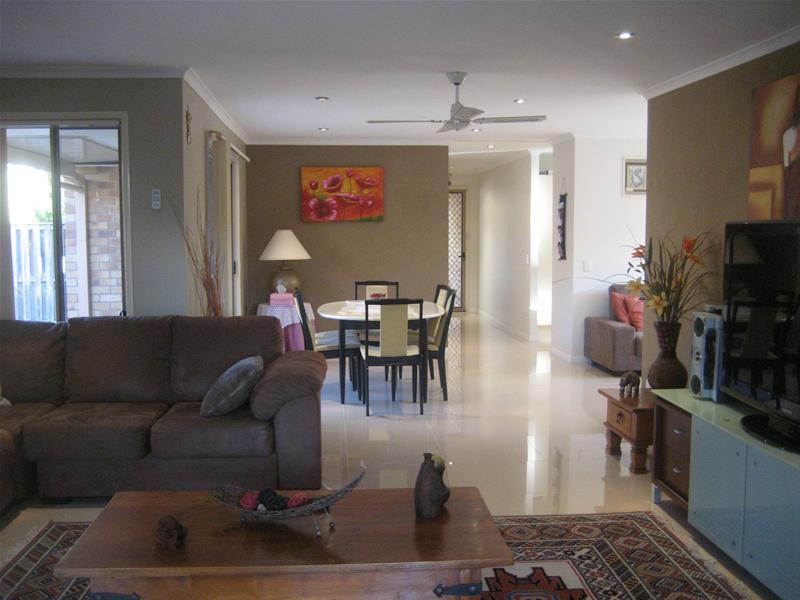 MINUTES AWAY TO SCHOOL, SHOPPING
& BEACH Picture 2