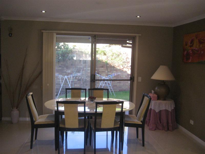 MINUTES AWAY TO SCHOOL, SHOPPING
& BEACH Picture 3