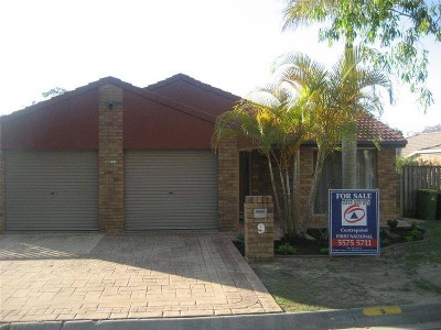 MINUTES AWAY TO SCHOOL, SHOPPING
& BEACH Picture