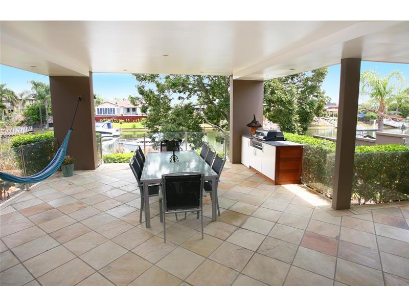 STYLISH BOATIES HAVEN with DUAL LIVING Picture 2