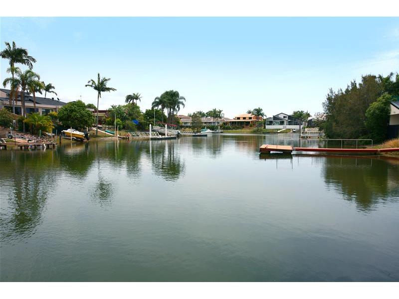 STYLISH BOATIES HAVEN with DUAL LIVING Picture 1