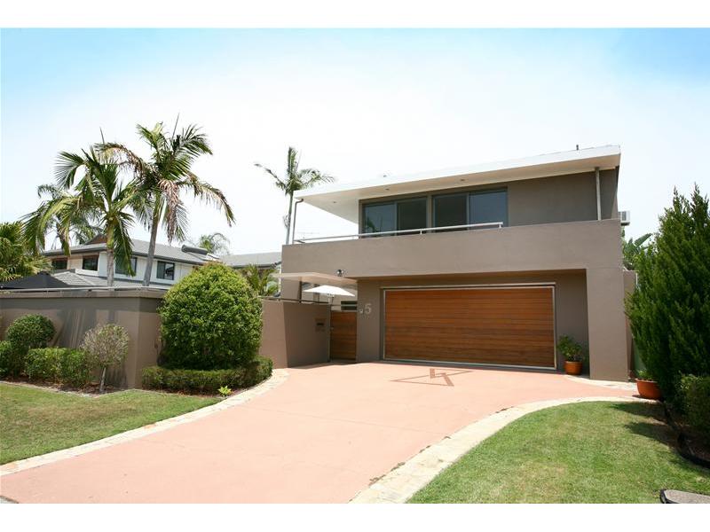 STYLISH BOATIES HAVEN with DUAL LIVING Picture 3