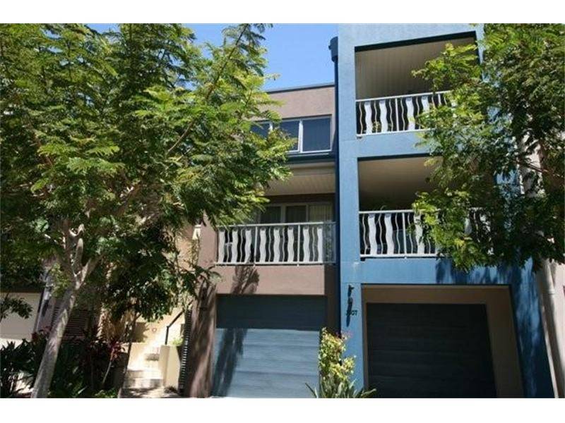 STUNNING NORTH 28 SQUARE AS NEW DESIGNER TOWN HOME Picture 2