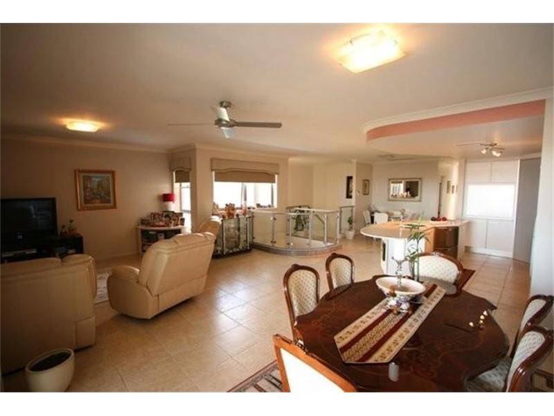 STUNNING NORTH 28 SQUARE AS NEW DESIGNER TOWN HOME Picture 1