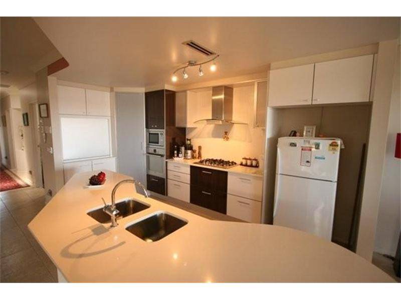 STUNNING NORTH 28 SQUARE AS NEW DESIGNER TOWN HOME Picture 3