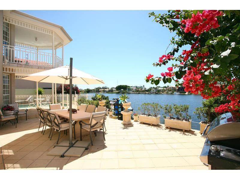 STUNNING HOME
- PRIME WATERFRONT Picture 3