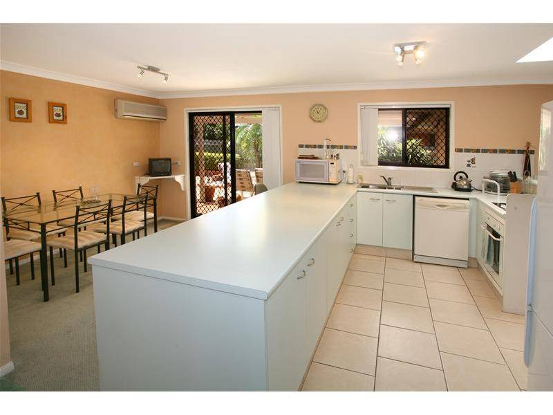 CHEAPEST 4 Bedroom, 2 Bathroom home in Broadbeach Picture 2