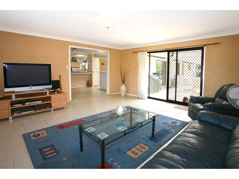 CHEAPEST 4 Bedroom, 2 Bathroom home in Broadbeach Picture 3