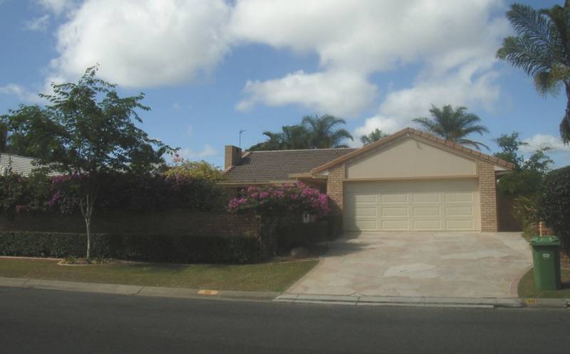 LOVELY MODERN WELL PRESENTED WATERFRONT HOME Picture 2