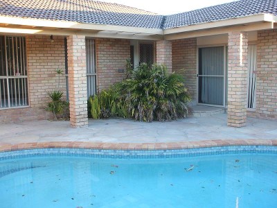 LOVELY MODERN WELL PRESENTED WATERFRONT HOME Picture