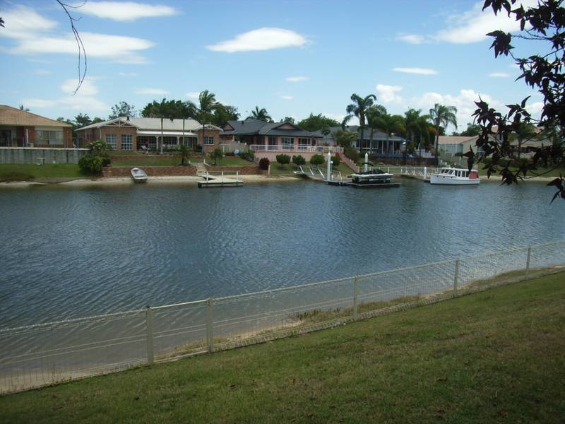 LOVELY MODERN WELL PRESENTED WATERFRONT HOME Picture 3