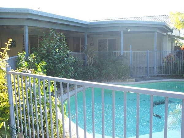 4 BEDROOM HOUSE WITH POOL AND NUMEROUS LIVING AREAS Picture 1