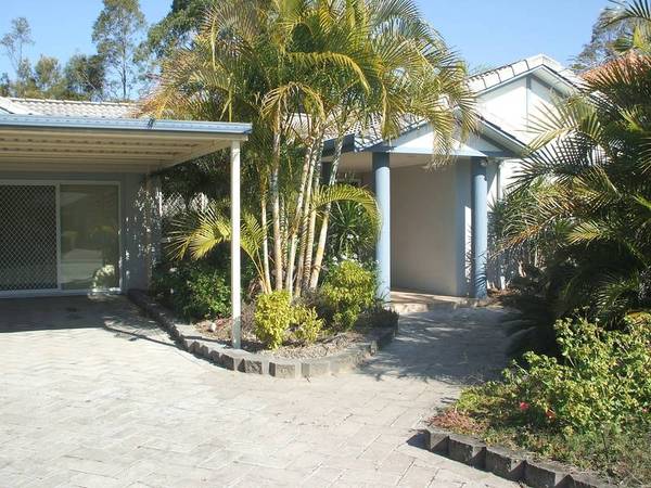 4 BEDROOM HOUSE WITH POOL AND NUMEROUS LIVING AREAS Picture 2