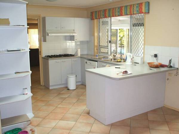 4 BEDROOM HOUSE WITH POOL AND NUMEROUS LIVING AREAS Picture 3