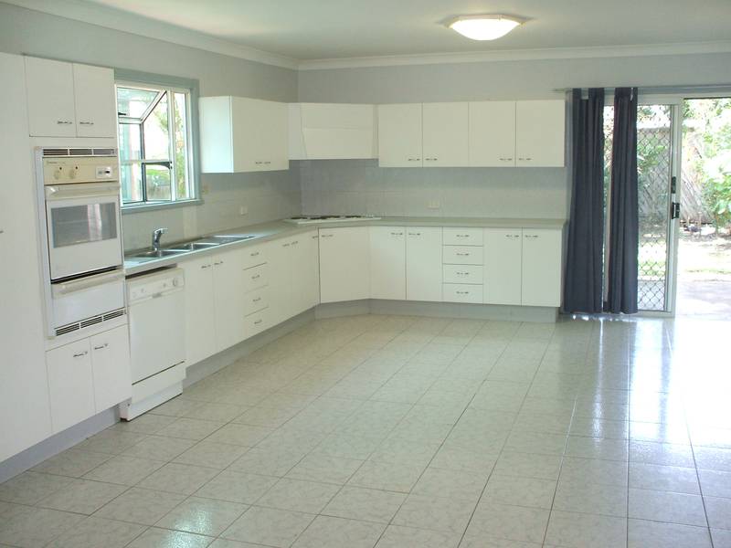 PET FRIENDLY HOUSE WITH 4 BEDROOMS PLUS STUDY Picture 1