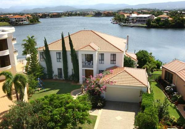 CLASSY WATERFRONT LIVING Picture 2