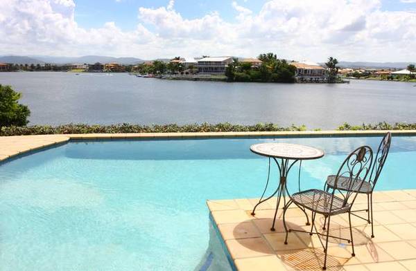 CLASSY WATERFRONT LIVING Picture 1