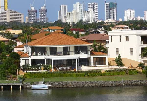 CLASSY WATERFRONT LIVING Picture 3