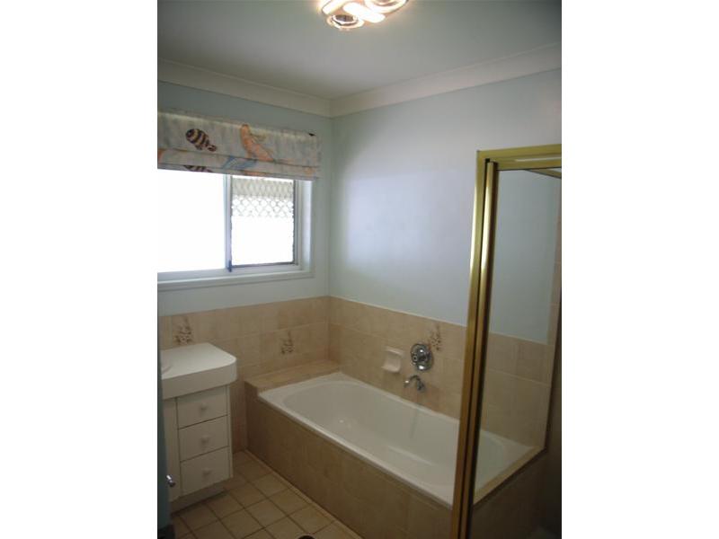 5 BEDROOM PERFECT FAMILY HOME ON WATERFRONT WITH POOL Picture 2