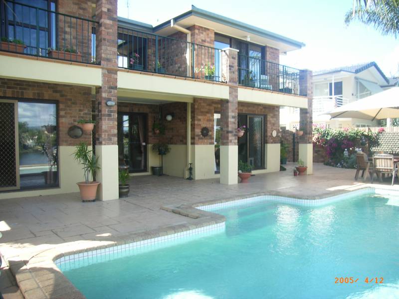 WATERFRONT FAMILY HOME WITH POOL Picture 2