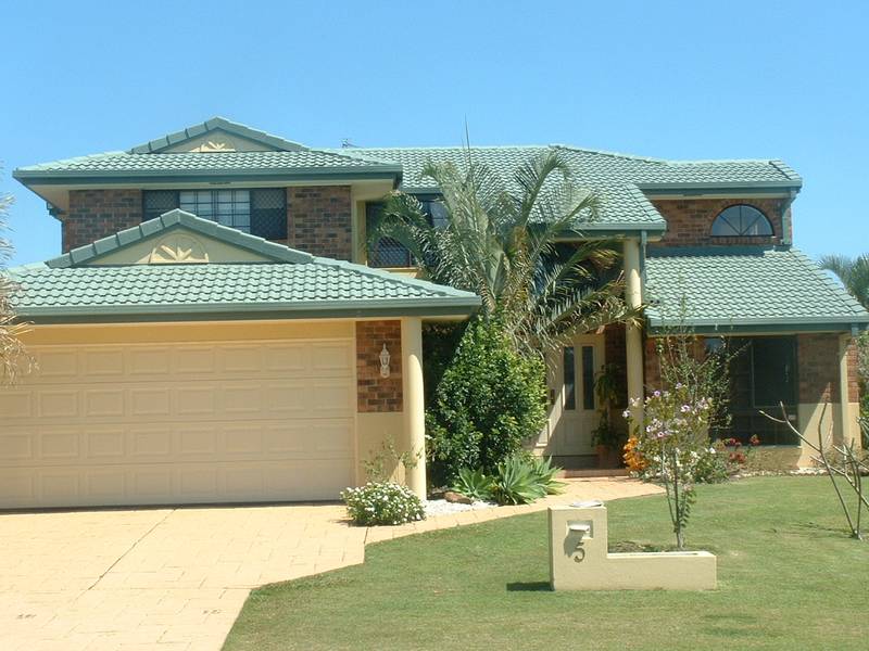 WATERFRONT FAMILY HOME WITH POOL Picture 3