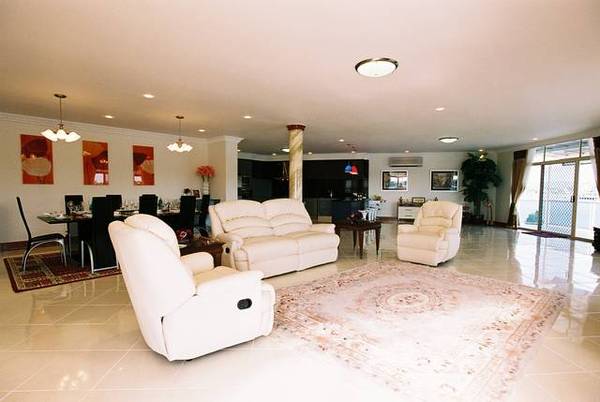 PRESTIGIOUS FAMILY RESIDENCE Picture 3