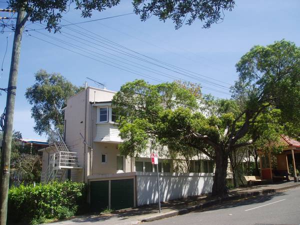 SPACIOUS 2 BEDROOM UNIT IN BLOCK OF FOUR. PUBLIC TRANSPORT AT DOOR Picture 1