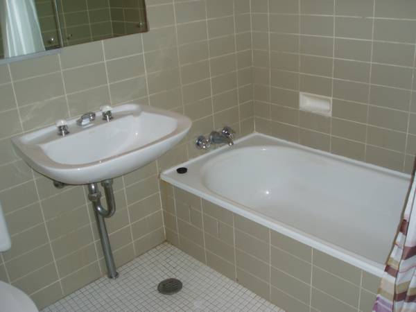 IDEALLY LOCATED & PRIVATE 1 BEDROOM UNIT WITH BALCONY Picture 2