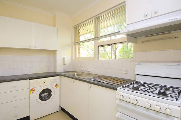 TOP FLOOR TREASURE ! Picture 3